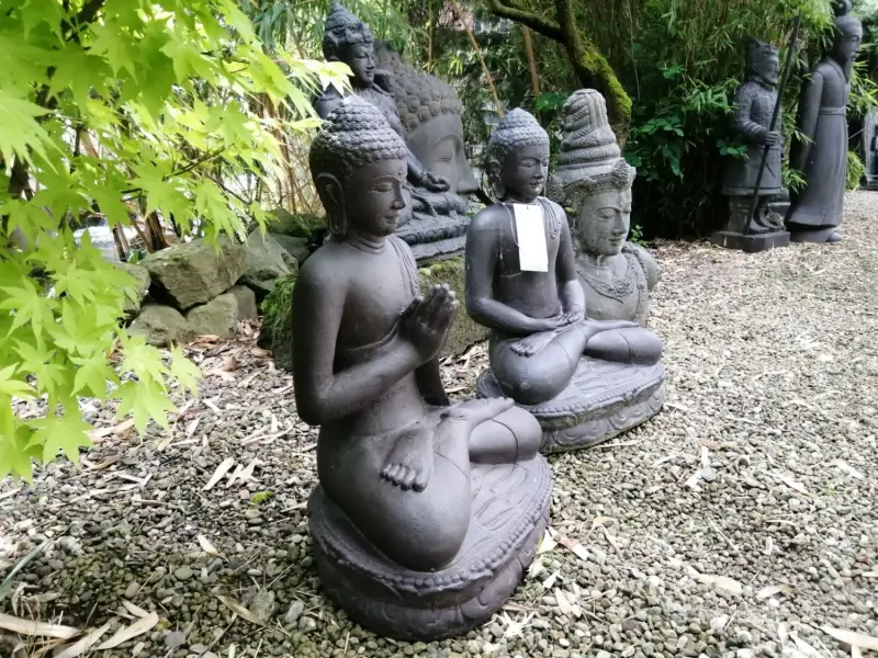 Artikelbild 4 des Artikels “Ausstellungsstück - Sitzender Buddha mit grüßenden Händen, Indien. 60 cm Höhe, Kunststein, handgefertigt & farbig. Gussstein mit antikem Finish, handgearbeitet & gefärbt. Eingefaerbt in der Farbe Antik-Finish “
